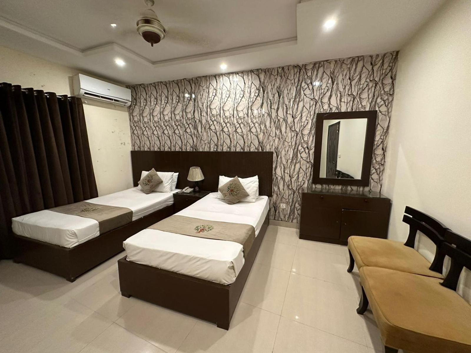 Hotel Green Fort Gulberg Лахор Екстериор снимка