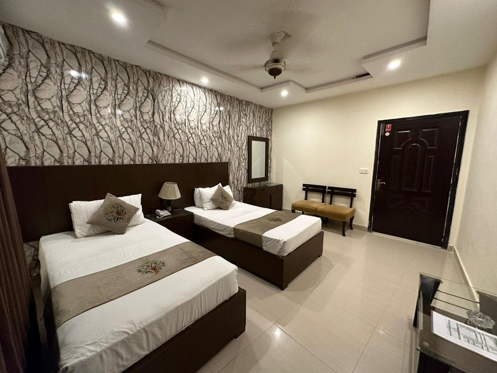Hotel Green Fort Gulberg Лахор Екстериор снимка