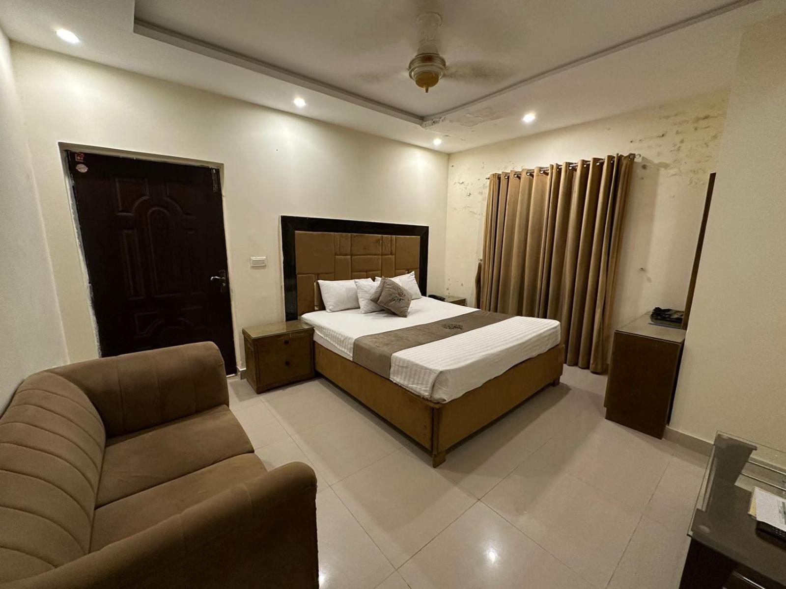 Hotel Green Fort Gulberg Лахор Екстериор снимка